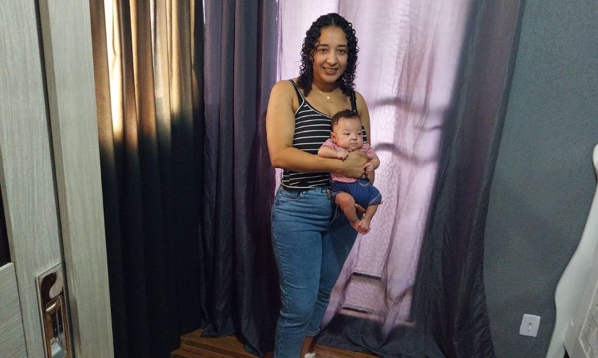 Bebê que nasceu com 867 gramas em BH tem primeiro Dia das Mães em casa