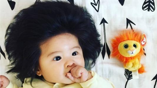 Bebê que viralizou nas redes sociais em 2018 por ter muito cabelo está irreconhecível nos dias atuais