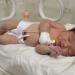 Bebê nasce órfão em escombros de terremoto na Síria e é resgatado com cordão umbilical 
