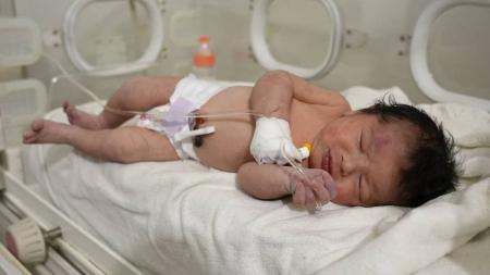 Bebê recém-nascida foi encontrada em escombros ainda ligada à mãe