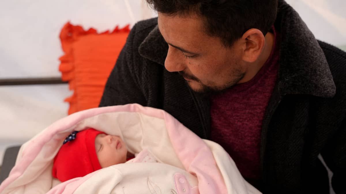 Bebê que nasceu sob escombros após terremoto na Síria sai do hospital e vai morar com o tio