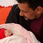 Bebê que nasceu sob escombros após terremoto na Síria sai do hospital e vai morar com o tio