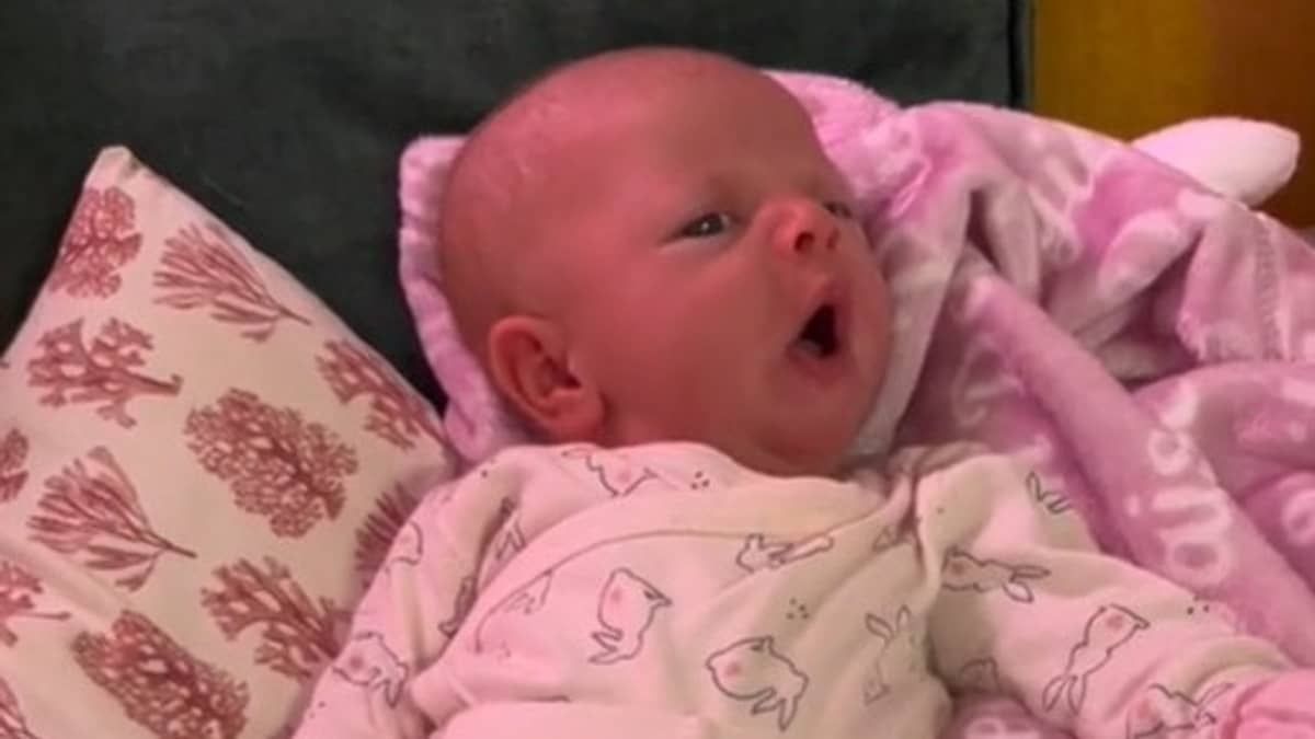 Recém-nascida viraliza ao engatinhar com apenas 3 dias de vida; veja vídeo