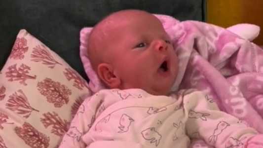 Bebê viraliza nas redes sociais após engatinhar com 3 dias de idade