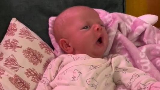 Bebê viraliza nas redes sociais após engatinhar com 3 dias de idade
