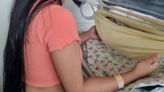 Bebês dormem em redinhas em Santa Casa do Pará