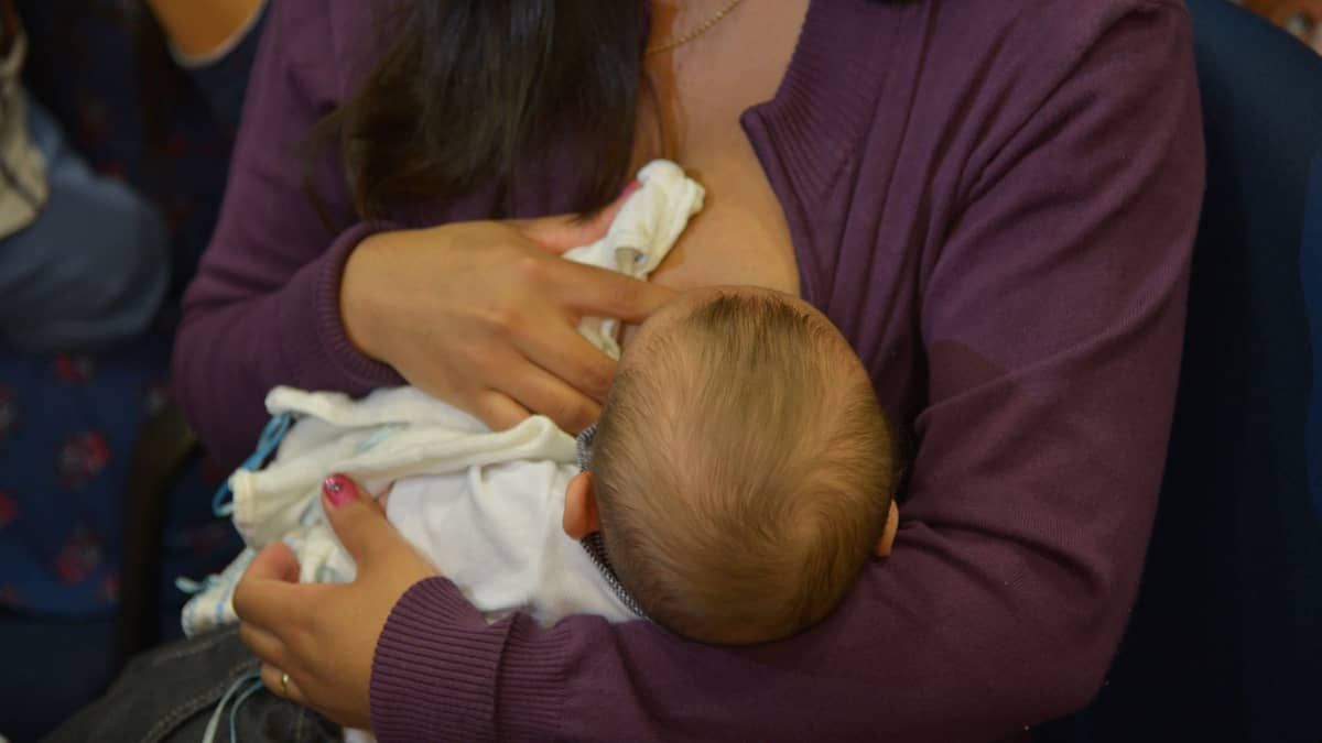 Licença maternidade de quatro meses é incoerente com período de amamentação, afirma consultora