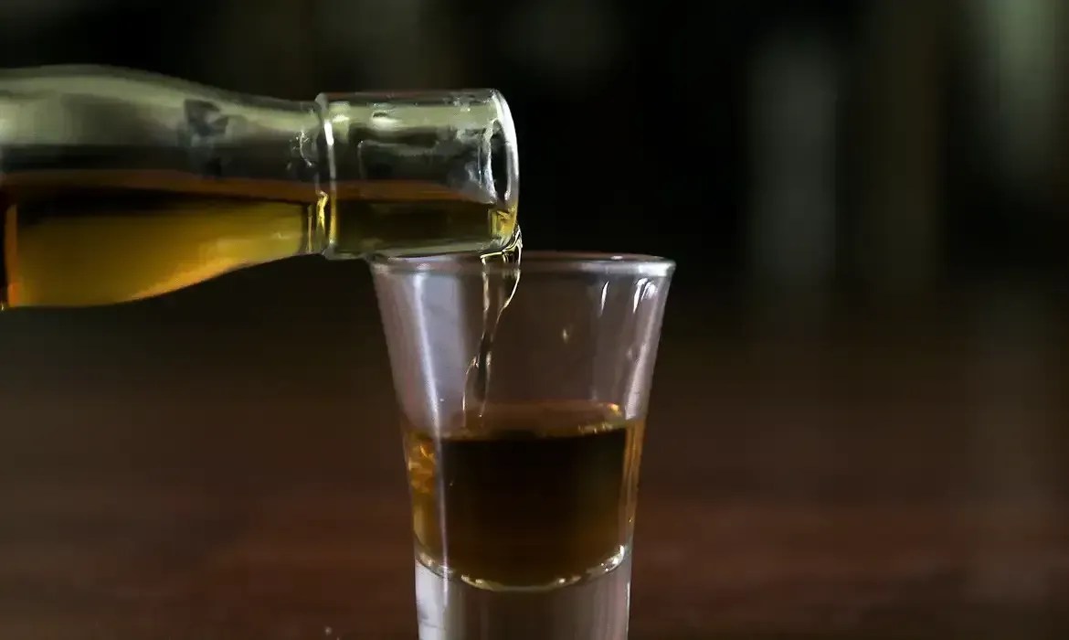 Prefeituras podem proibir bebidas alcoólicas em praças? Especialista responde