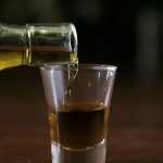 Prefeituras podem proibir bebidas alcoólicas em praças? Especialista responde