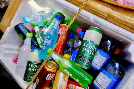 Ambulante mostra bebidas vendidas no Carnaval de BH; isopor tem cerveja, xeque-mate, drinks e refrigerante