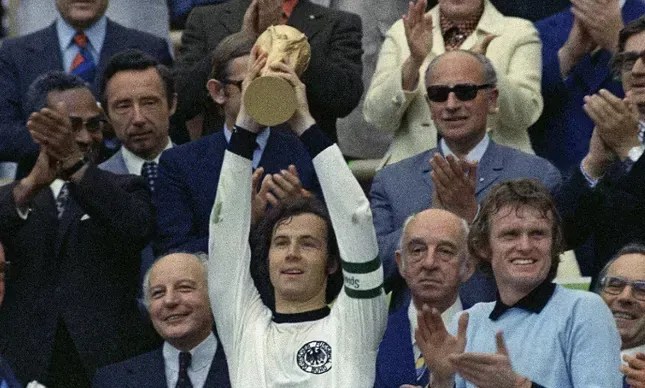Franz Beckenbauer levanta o troféu de campeão do mundo em 1974, na Alemanha