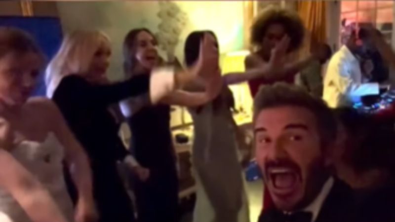 Astro do futebol, Beckham dança com as Spice Girls em aniversário de Victoria