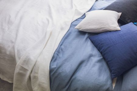 Imagem ilustrativa de cama arrumada com cobertores