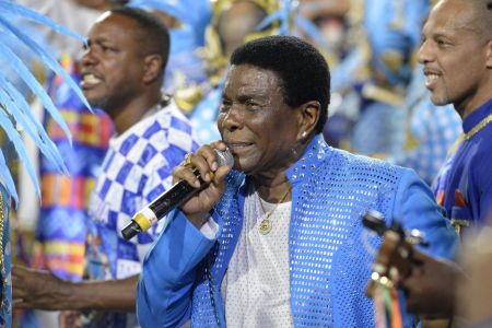 O intérprete Neguinho da Beija-Flor canta na Sapucaí