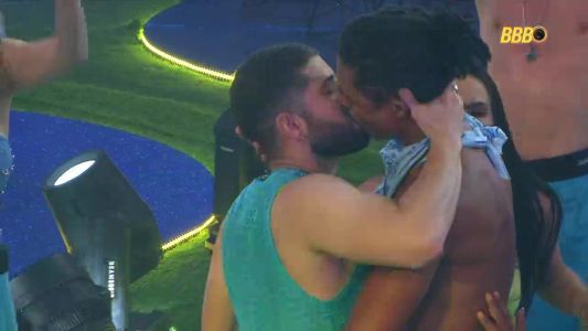 Breno e Marcelo se beijaram no BBB 26