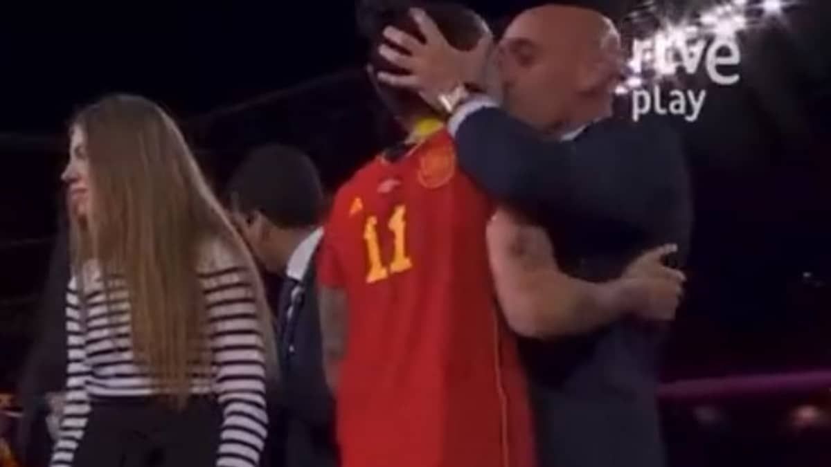 Jogadora da Espanha que foi beijada por dirigente: 'Não gostei, mas o que eu ia fazer?'