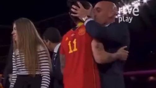 Beijo durante a premiação neste domingo (20)