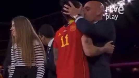 Beijo durante a premiação neste domingo (20)