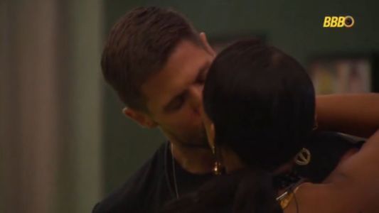 Beijo entre Jonas e Maxiane