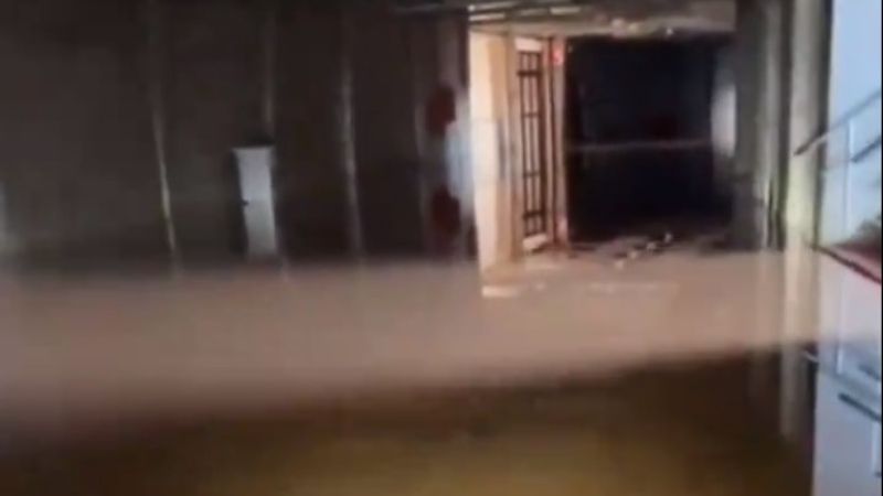De jet ski dentro do Beira-Rio: vídeo mostra interior do estádio do Inter alagado