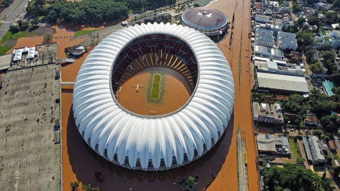 Gramado do Beira-Rio, em Porto Alegre, coberto pela água dos temporais no RS