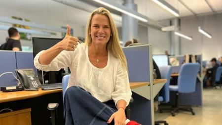 Mariana Becker na redação da Band, em São Paulo, em novembro de 2023