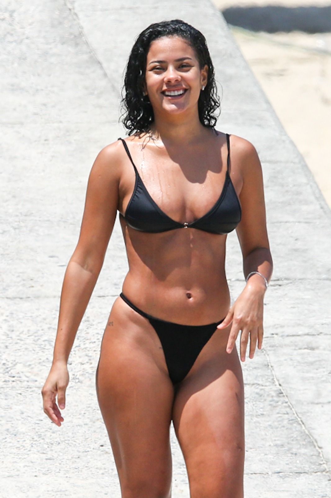 Bella Campos, de Vale Tudo, arranca suspiros ao posar de biquíni na praia: veja fotos