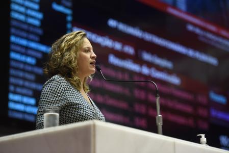 A deputada Bella Gonçalves faz discurso no plenário da Assembleia de Minas