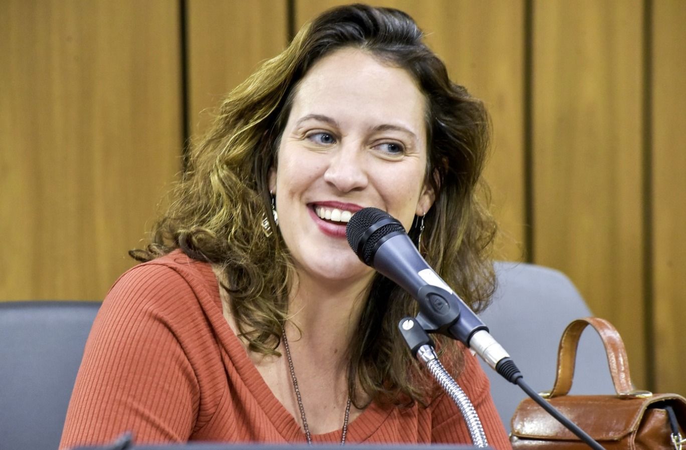Bella Gonçalves defende maior orçamento para vilas e favelas e fim dos contratos com ônibus