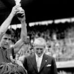 Gesto de levantar a taça foi criado por brasileiro durante a Copa do Mundo; entenda