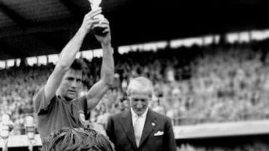 Bellini ergue a taça de campeão mundial pelo Brasil em 1958, na Suécia