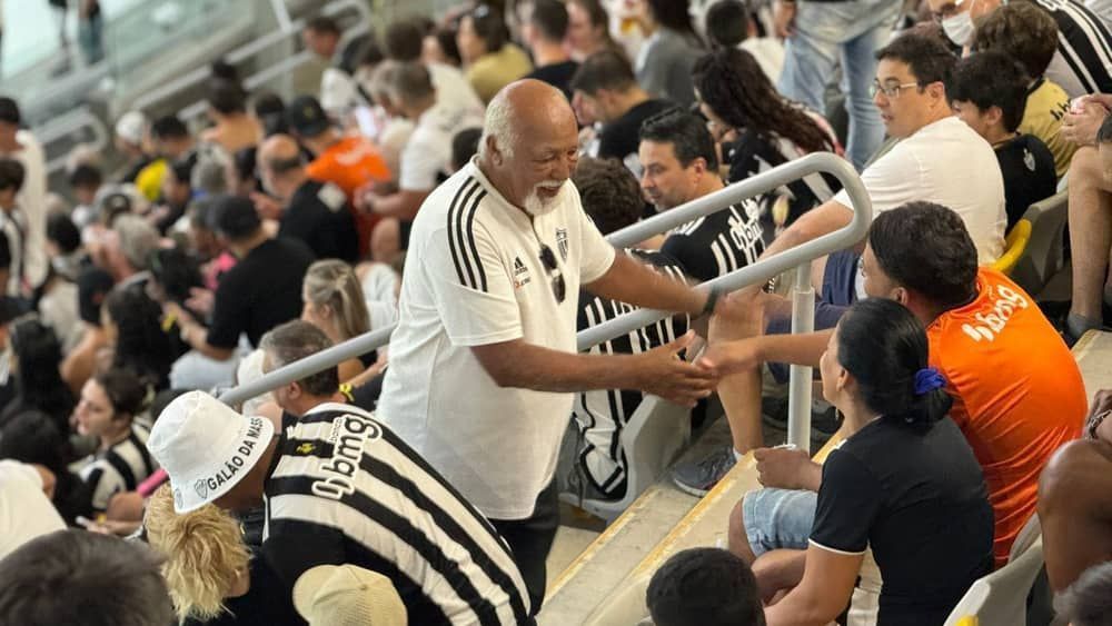 Ex-massagista do Atlético, Belmiro vive noite de celebridade na Arena MRV