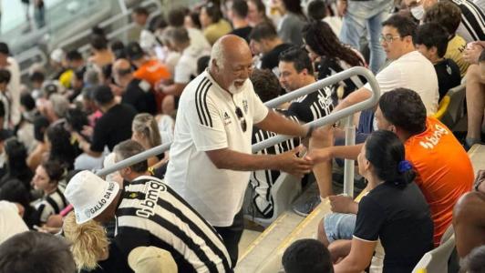 Belmiro atendeu carinhosamente aos fãs na chegada à Arena MRV