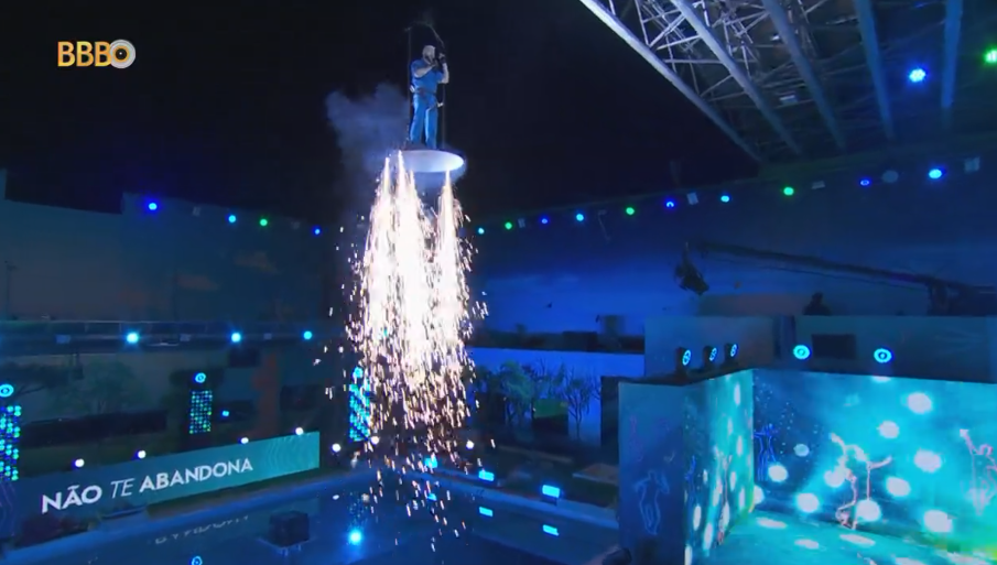 BBB 24: Belo usa pirotecnia em entrada triunfal na primeira festa do reality; veja