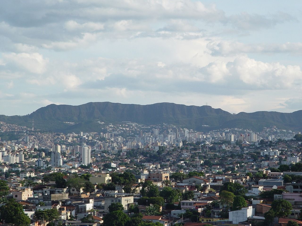 Previsão do tempo: Fim do tempo seco e manhã fria marcam o sábado (3) em BH