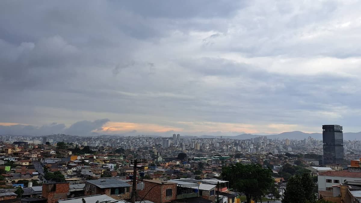 Minas tem sexta com tempo abafado e pancadas de chuva típicas da primavera 