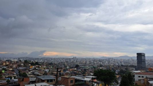 Belo Horizonte amanhece com tempo chuvoso e temperatura de 24,3°C