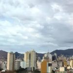 Previsão do tempo: BH deve ter céu nublado com chuvas isoladas no domingo