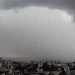Chove forte e bairros Belo Horizonte registram granizo: veja recomendações da Defesa Civil