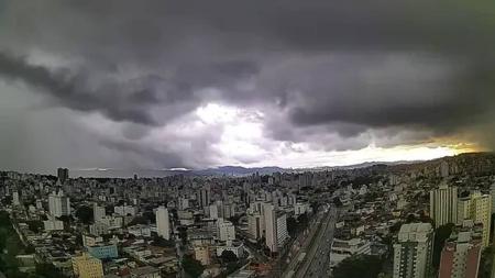 Belo Horizonte está em alerta de chuva intensa para as próximas horas