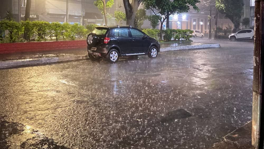 Vídeo: Belo Horizonte tem chuva forte em vários bairros nesta noite de quinta (26)