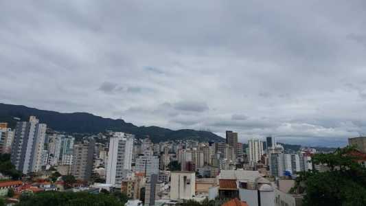 Belo Horizonte tem céu claro e encoberto neste sábado (22)
