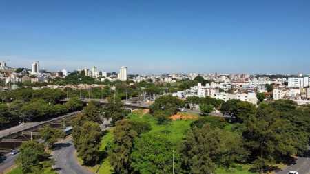Belo Horizonte tem dia com céu claro a parcialmente nublado com possibilidade de chuva isolada