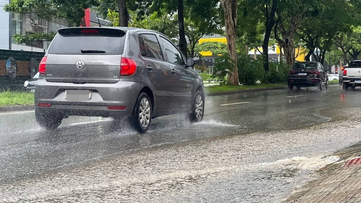 Mais de 600 cidades de MG entram em alerta laranja para chuva de até 100 mm