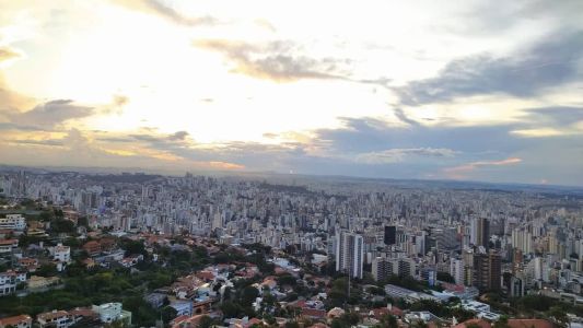 Belo Horizonte terá dia com céu nublado a parcialmente nublado com possibilidade de chuva isolada