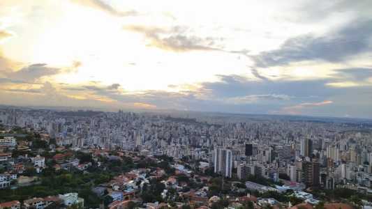 Belo Horizonte terá dia com céu nublado a parcialmente nublado com possibilidade de chuva isolada