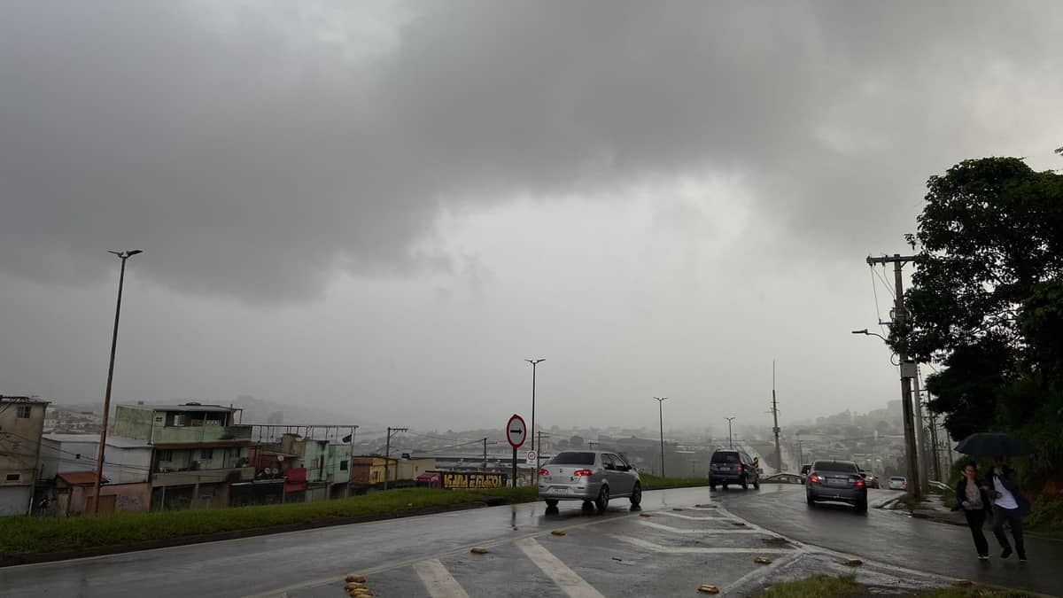 Após sábado chuvoso, BH tem alerta forte para risco geológico em 4 regiões