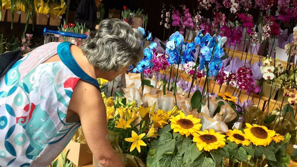 Estandes de flores aquecem o comércio da região da Savassi na véspera do Dia das Mães 