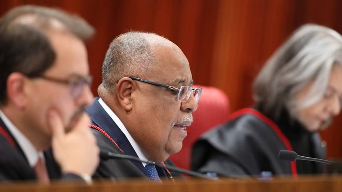 Voto de relator em ação contra Bolsonaro no TSE tem 400 páginas, e leitura deve durar toda a sessão