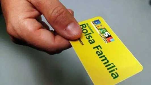 Beneficiários excluídos do Bolsa Família têm renda acima do limite permitido pela lei, diz ministério